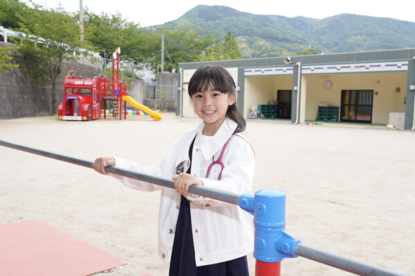 介護施設の庭園で遊ぶ子ども。医療従事者のコスプレをした入居者の生活風景。